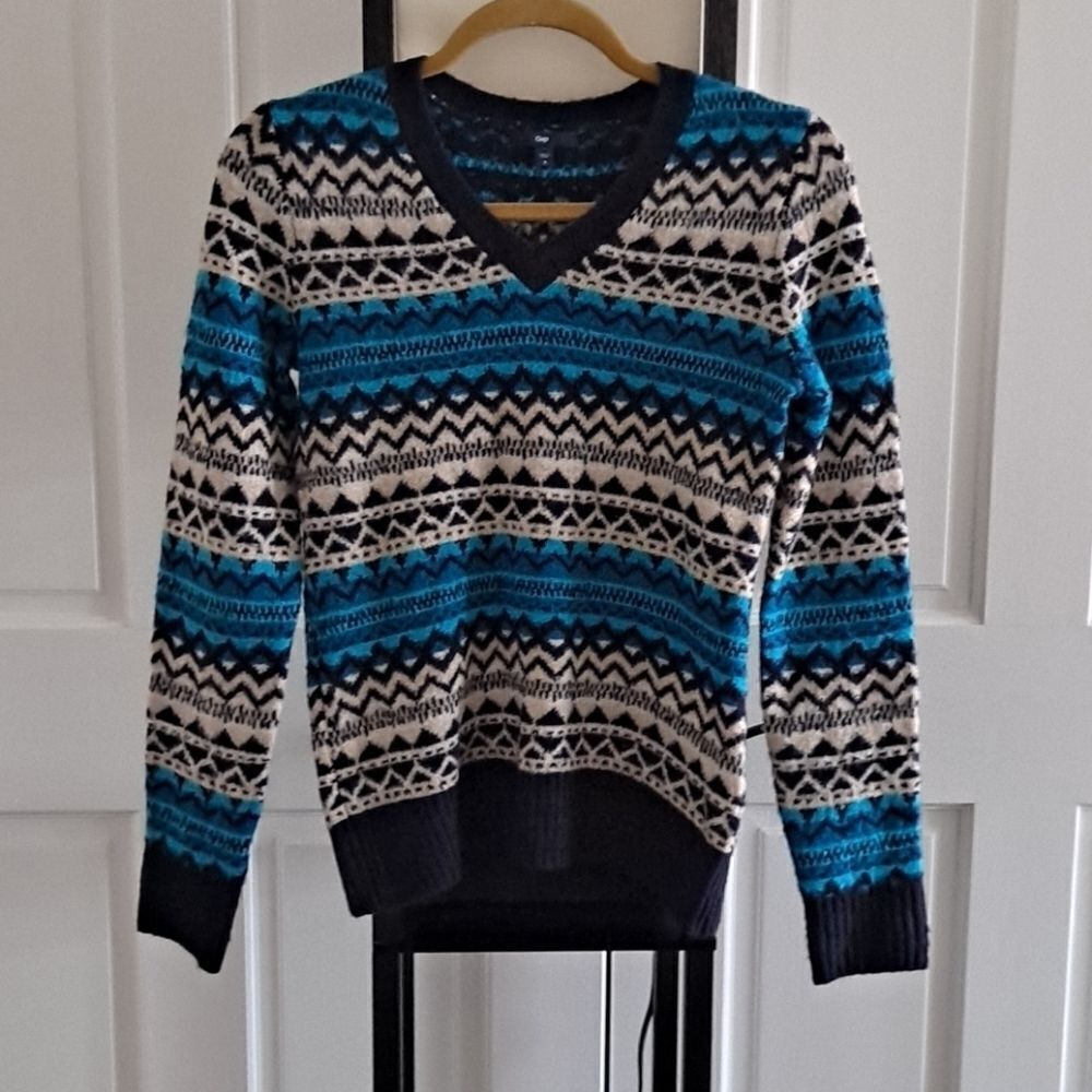 ‎Gap ladies V neck sweater NWOT